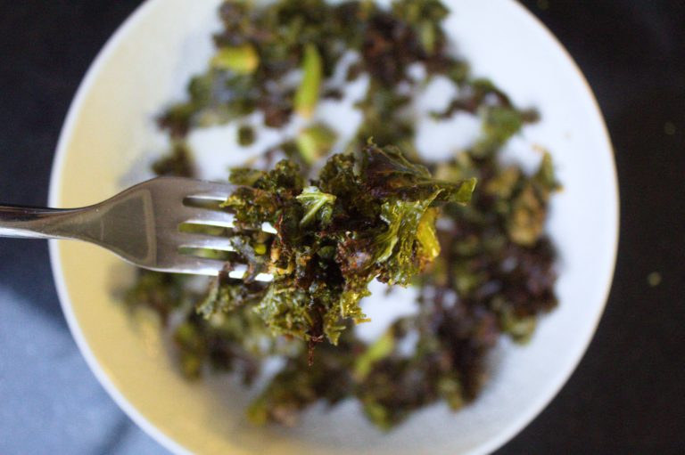 Read more about the article “Cheesy” Vegan Kale Crisps | How To Massage Kale
