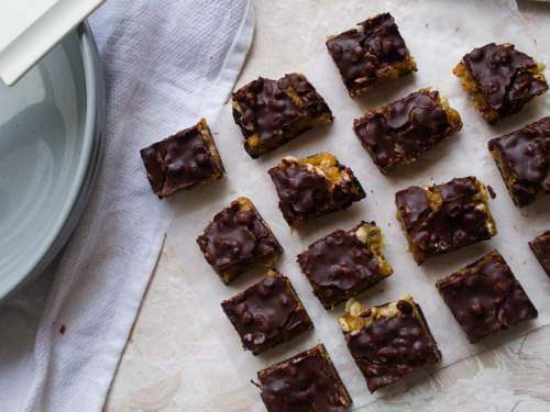 You are currently viewing Chocolate Almond Caramel Bites | Easy Traybake Recipe